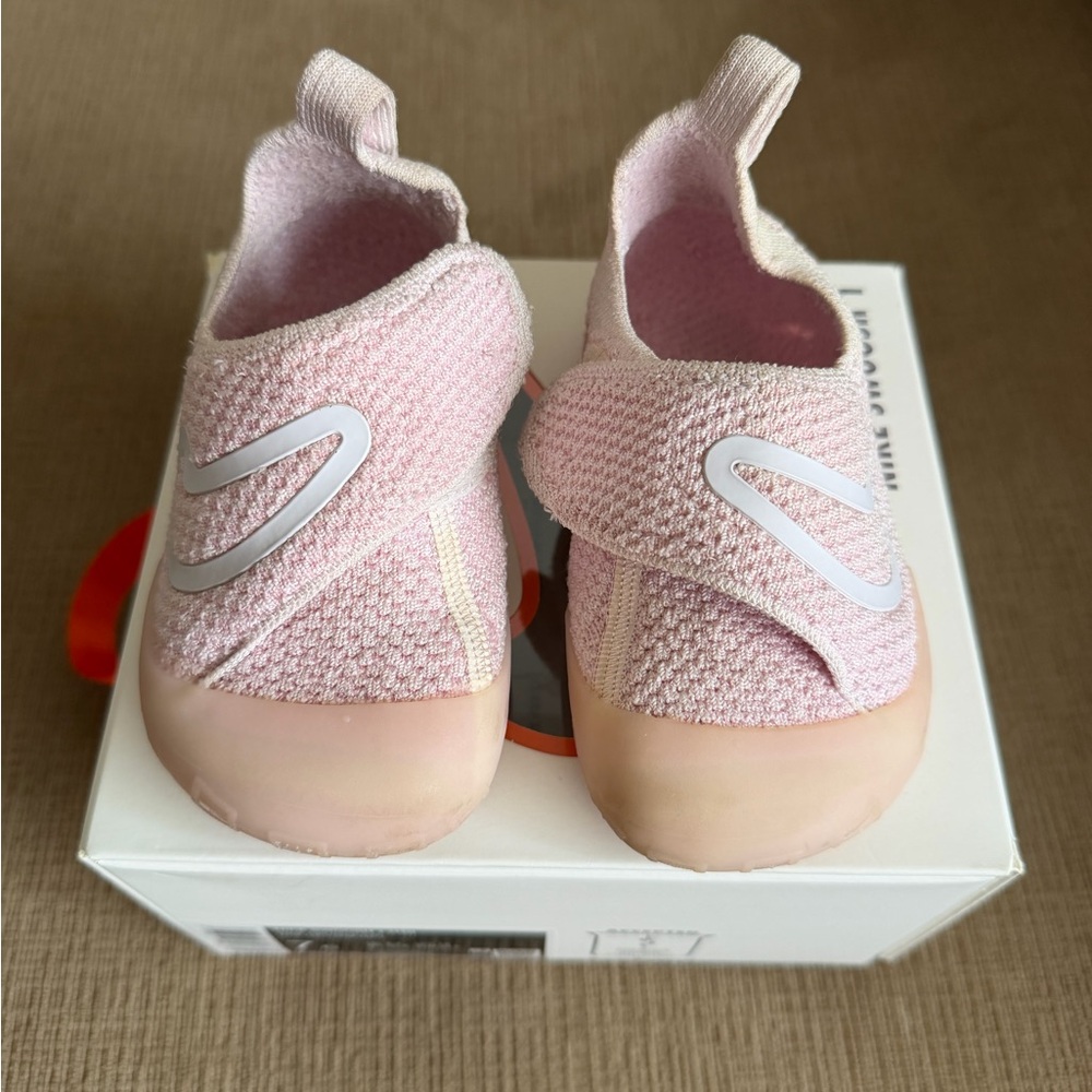 Nike Swoosh 1 (Size 7)